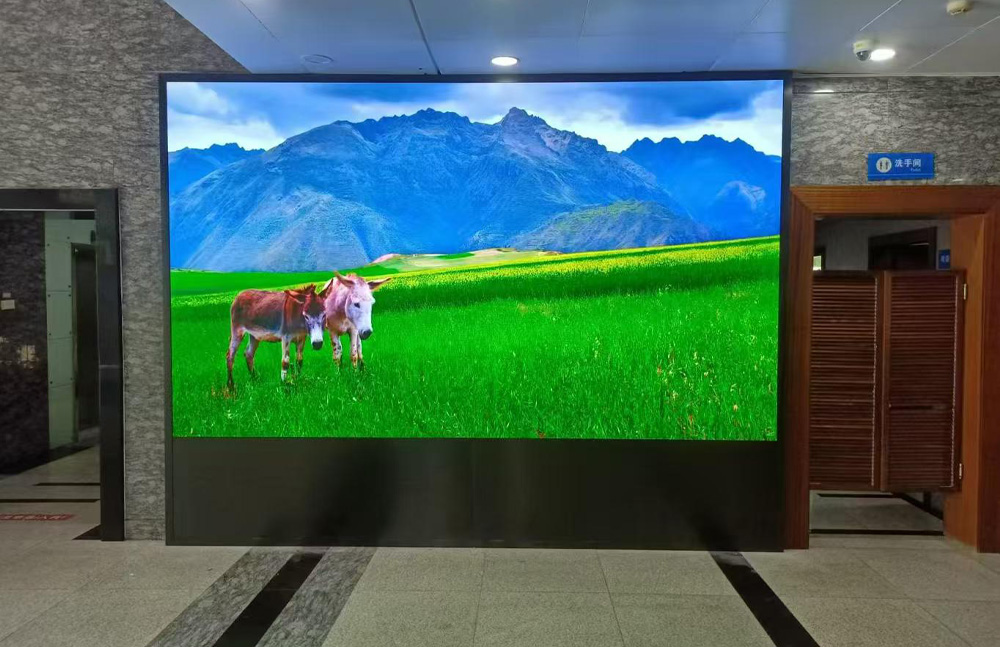 How can outdoor LED displays be stable and have good display quality?
